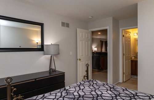 Pontiac Condo | Mid Term to Long Term Stay - Cozy End Unit Condo FURNISHED with 1 car Garage!