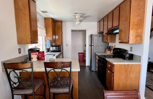 Bay Terraces House | Mid-term to Long-term. BBQ Grill. Private Backyard. EV Charger.Central Air
