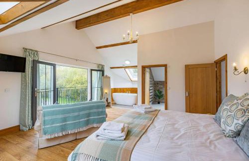 Rhayader House | Mid-Wales Lakeside Hot Tub Hideaway