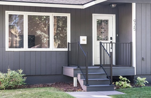 Kalispell House | Mid-Way on 3rd, Sleeps 10, Sauna and Firepit