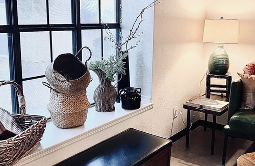 Raskin Estates Condo | Midcentury 2 BR condo minutes from WM BJ and Super Bowl