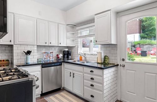 East Liberty House | Midcentury 5BD - BBQ & Yard - Close to DT & Pitt