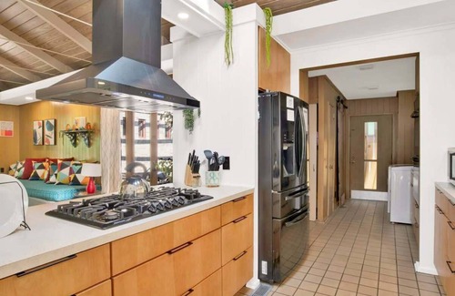 Mobile House | Midcentury Modern-Hot Tub & Pool- Retro Retreat