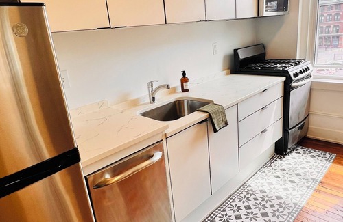 Downtown Des Moines Apartment | Midcentury Unit Downtown Des Moines near Wells Fargo