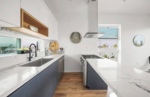 Los Angeles Apartment | MidCity Spacious 3-Bedroom Apartment with Rooftop Deck, Balcony & Private Garage