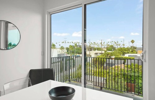 Los Angeles Apartment | MidCity Spacious 3-Bedroom Apartment with Rooftop Deck, Balcony & Private Garage