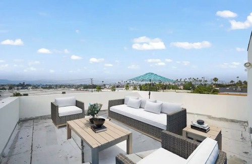 Los Angeles Apartment | MidCity Spacious 3-Bedroom Apartment with Rooftop Deck, Balcony & Private Garage
