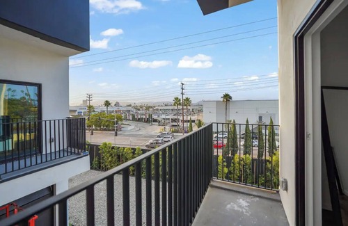 Los Angeles Apartment | MidCity Spacious 3-Bedroom Apartment with Rooftop Deck, Balcony & Private Garage