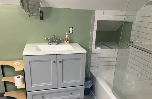 Stockton Springs Apartment | Middle of Everywhere. 3 BR!