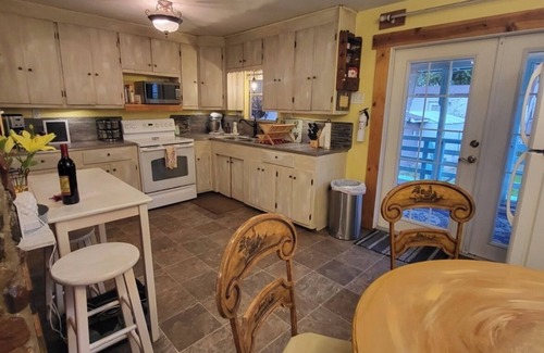 Tyrone House | Middle of town lodge style cottage