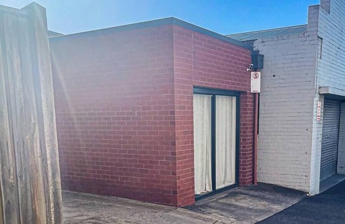 Geelong Apartment | Middle Of Town With Parking!