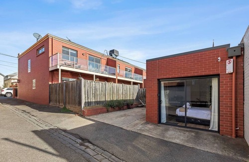 Geelong Apartment | Middle Of Town With Parking!