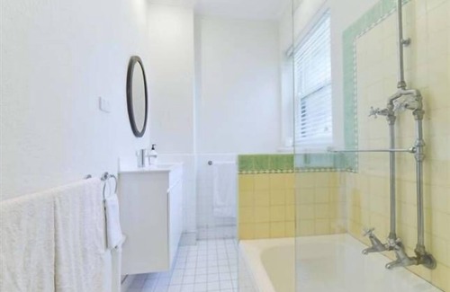 Middle Park Apartment | Middle Park Art Deco Gem + Beach, Park, Lake, Shops, Cafes & Trams.