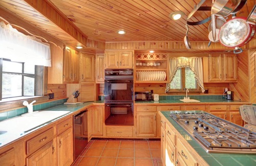 Hesston House | Middle Ridge Lodge Raystown Lake 7 Points