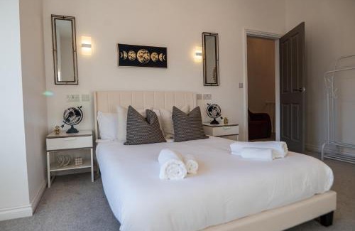 Middleton House | Middleton 4-Beds Sleeps 7 with Street Parking