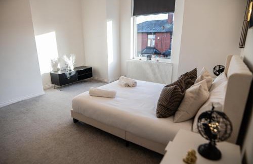 Middleton House | Middleton 4-Beds Sleeps 7 with Street Parking