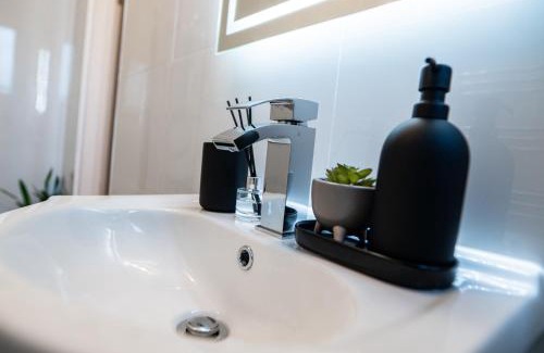 Middleton House | Middleton 4-Beds Sleeps 7 with Street Parking