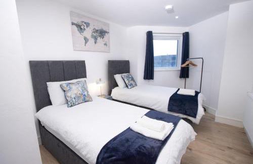 Luton Apartment | Midland Apartment I 1-min walk to town centre & station I 8-mins to airport I private balcony