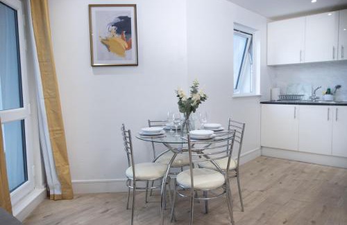 Luton Apartment | Midland Apartment I 1-min walk to town centre & station I 8-mins to airport I private balcony