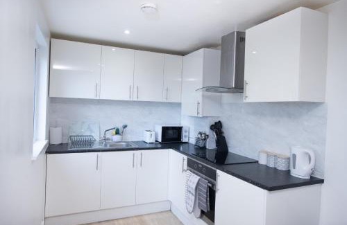Luton Apartment | Midland Apartment I 1-min walk to town centre & station I 8-mins to airport I private balcony