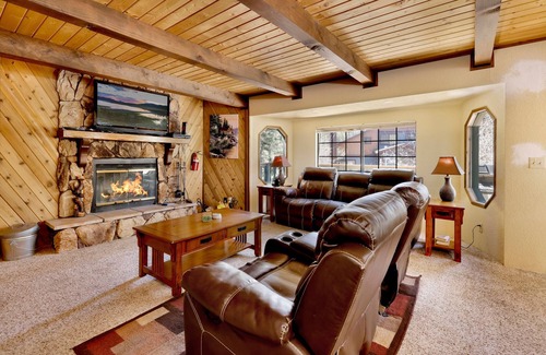 Fox Farm Cabin | Midnight Howl Family Chalet~ Central Fox Farm Cabin~