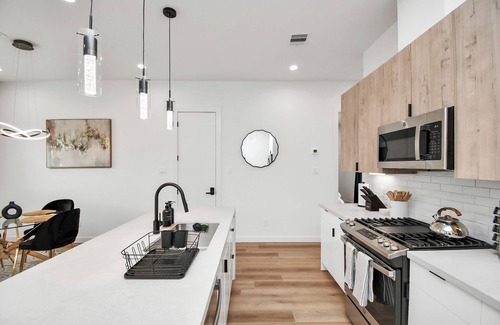 OST - South Union House | Midnight Reverie: Luxury Townhouse-Med Center DWTN