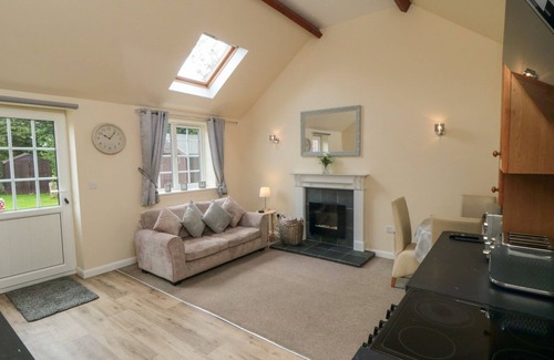 Malton Cottage | MIDSUMMER COTTAGE, pet friendly, with a garden in Thornton Dale
