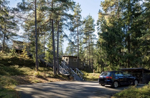Flemingsberg Villa | Midsummer design dream in forest! Lake, hot tub, privacy & 15 mins to Stockholm