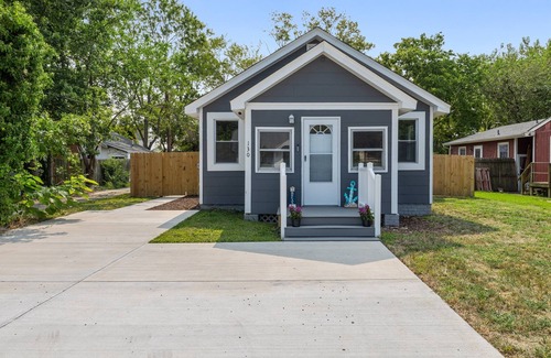 Buckroe Beach House | MidTerm Rental - Fire Pit - 3min Beach - Renovated