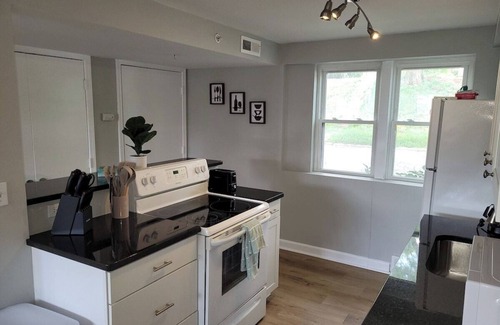 Joslyn Castle Apartment | Midtown Base, Near Blackstone & Dundee