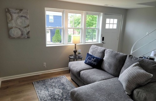 Joslyn Castle Apartment | Midtown Base, Near Blackstone & Dundee