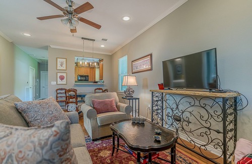 Galveston Cottage | Midtown Location, walk to beach or downtown
