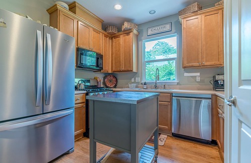Galveston Cottage | Midtown Location, walk to beach or downtown