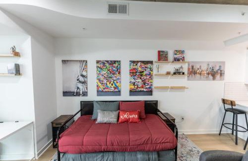 Midtown Apartment | Midtown LuxePad 1B1B with Pool Gym Grills Xbox