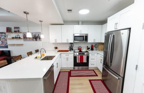 Midtown Apartment | Midtown LuxePad 1B1B with Pool Gym Grills Xbox