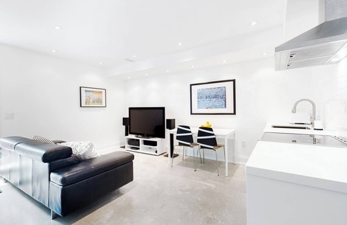 Davisville Apartment | Midtown modern 1 bedroom suite