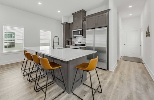 College Station House | Midtown: New Home, 2 Miles to A&M/TV in Every Room