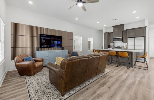 College Station House | Midtown: New Home, 2 Miles to A&M/TV in Every Room