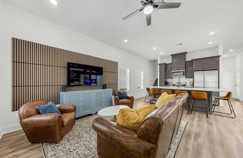 College Station House | Midtown: New Home, 2 Miles to A&M/TV in Every Room