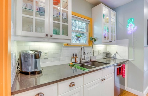 New Era Park House | Midtown Oasis | BBQ, Deck, Games & Artistic Vibes