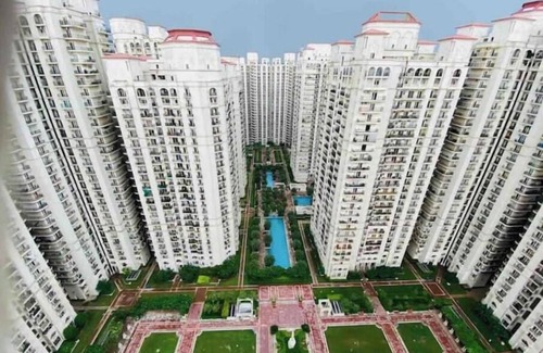New Delhi Apartment | Midtown Studio Apt in DLF Capital West Delhi
