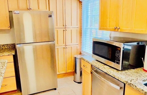 Piedmont Heights House | Midtown Townhouse, Walk to Piedmont Park, Sleeps 6+, Parking