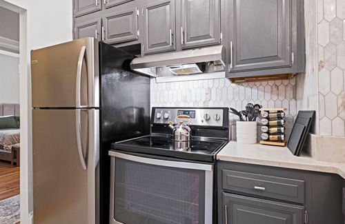 North Hyde Park Apartment | Midtown Victorian Lower- Historic 2BR in Hyde Park