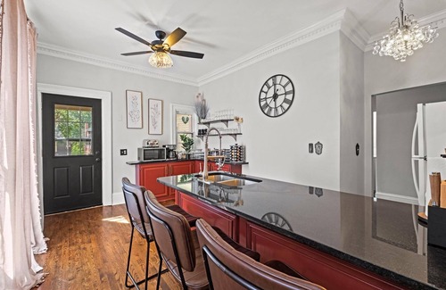 North Hyde Park Apartment | Midtown Victorian Upper- Historic 3BR in Hyde Park
