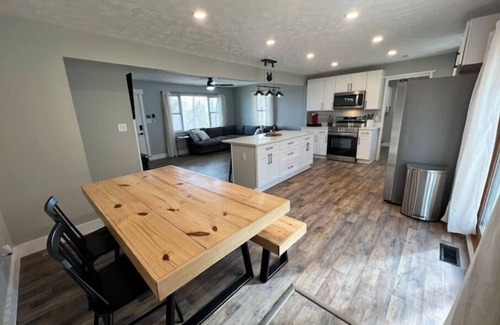 Skyland House | MidWay. Mountain Views. Spacious. Fun.