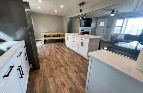 Skyland House | MidWay. Mountain Views. Spacious. Fun.