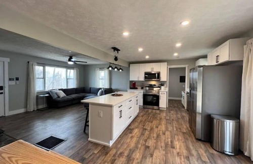 Skyland House | MidWay. Mountain Views. Spacious. Fun.