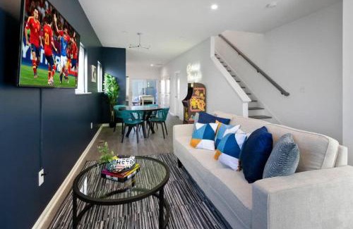Indianapolis House | Midwest Moonlight l Hot Tub Fire Pit Arcade