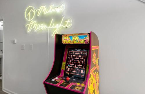 Indianapolis House | Midwest Moonlight l Hot Tub Fire Pit Arcade