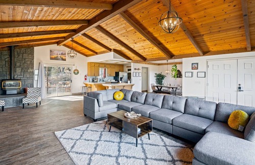 Mariposa Cabin | Mighty Peaks Retreat: Game room, Hot tub and great views near Yosemite